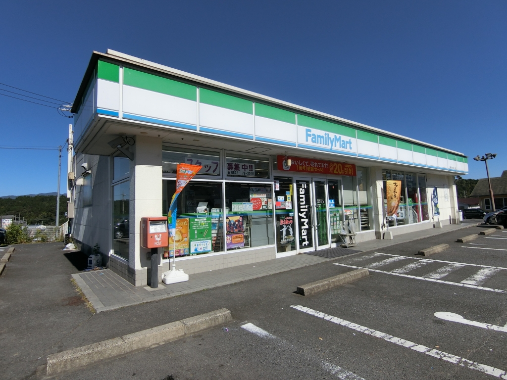 コンビニ　ファミリーマート 中津川インター店（コンビニ）まで749m