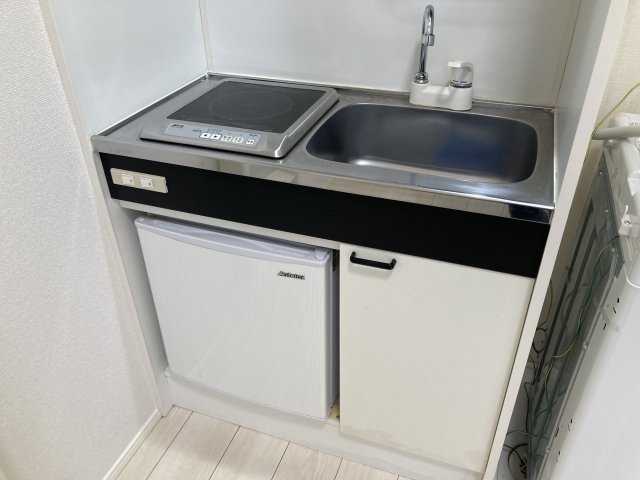 キッチン　ＩＨコンロとミニ冷蔵庫付のキッチン