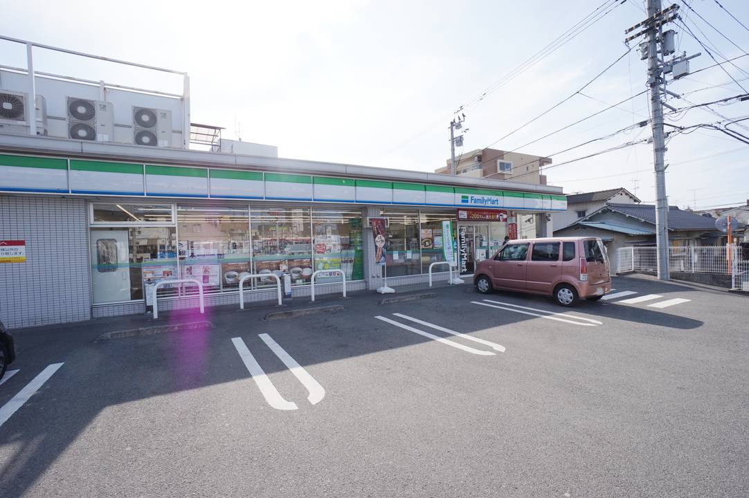 コンビニ　ファミリーマート松山松末店（コンビニ）まで400m
