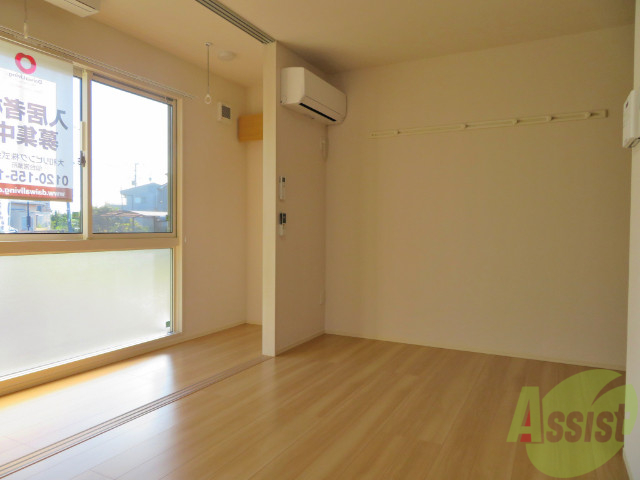 居室・リビング　こちらのお部屋はフローリング６．８帖ですよー。