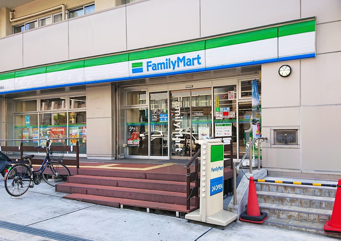コンビニ　ファミリーマート早稲田高校前店（コンビニ）まで176m