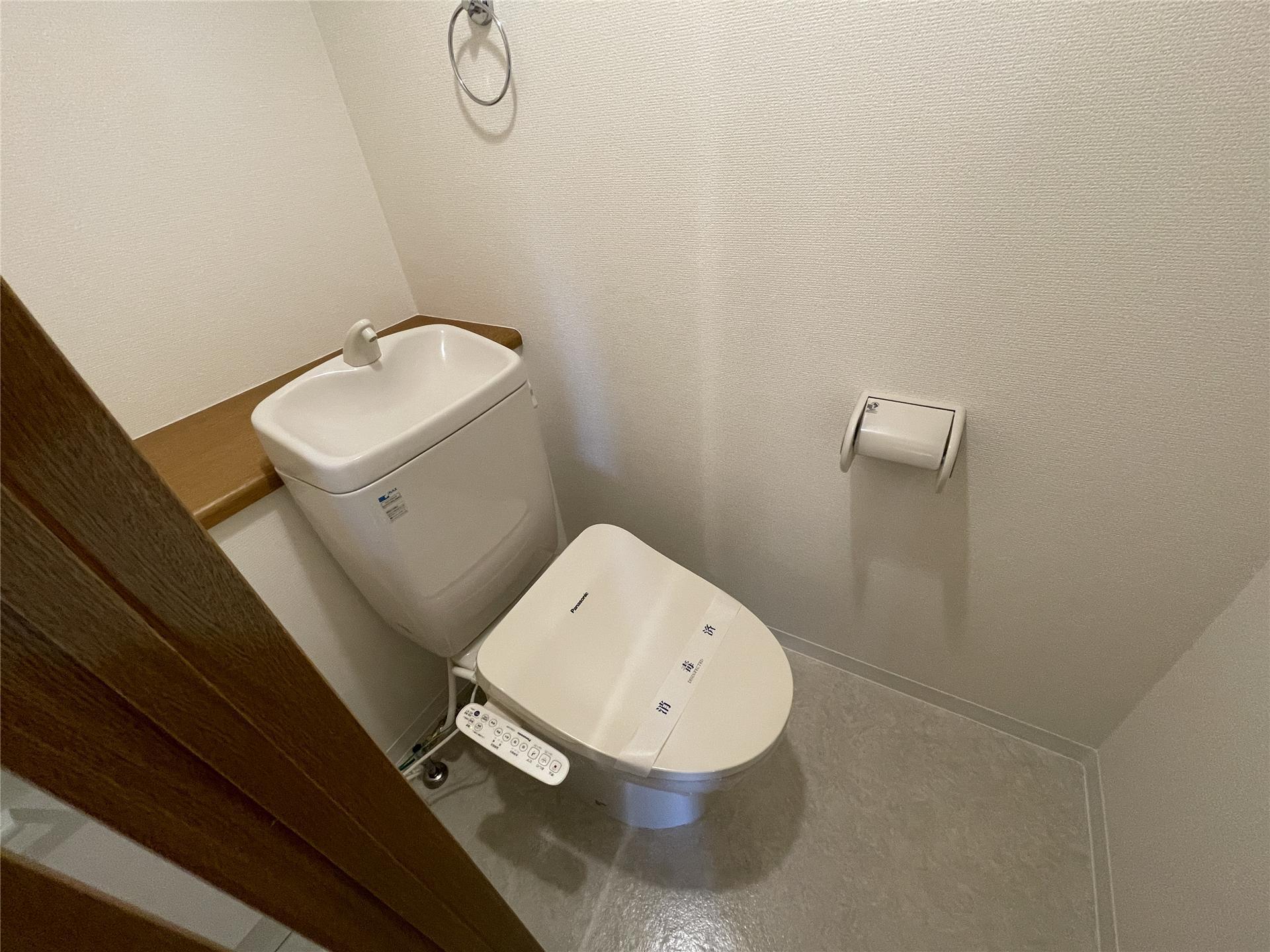 トイレ　温水洗浄便座付きのトイレです(別部屋参考写真)