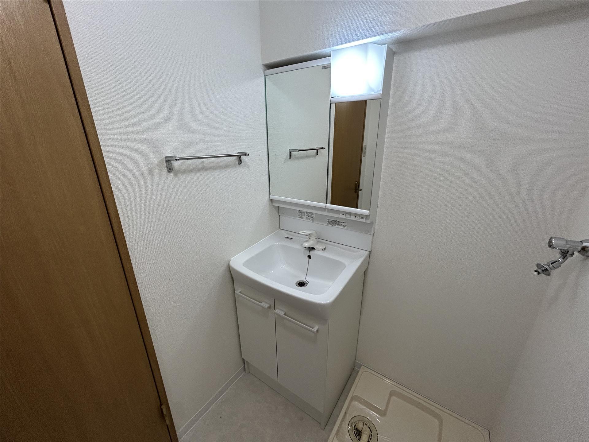 洗面設備　独立洗面台付付きです(別部屋参考写真)