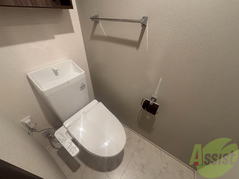 トイレ　トイレは温水洗浄便座です。シンプルな雰囲気になっています。