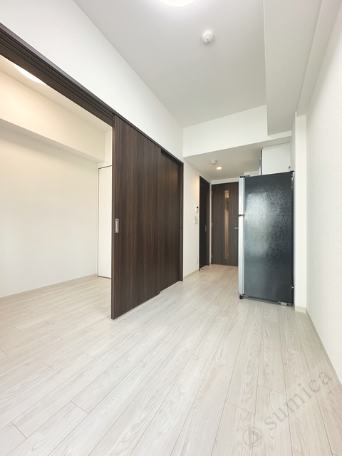 居室・リビング　冷蔵庫と洗濯機付のお部屋になります！！