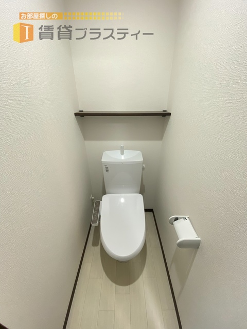 トイレ　温水洗浄便座付き。