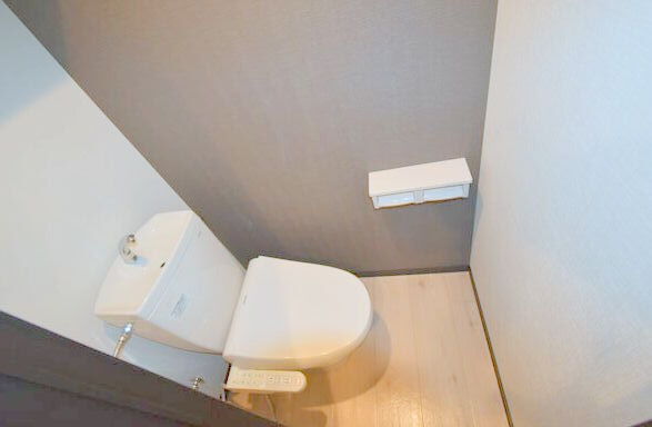 地下鉄東西線 バスセンター前駅 徒歩8分 4階建 築7年のトイレ写真