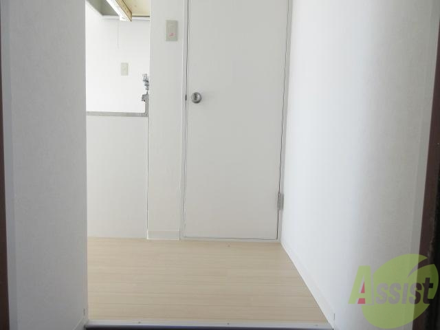 玄関　玄関から明るいお部屋ですね。