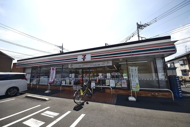コンビニ　セブンイレブン草加氷川町南店（コンビニ）まで98m