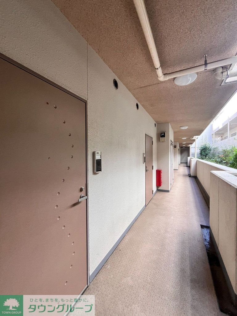 小田急線 町田駅 バス乗車時間：10分 最寄りバス停で下車 徒歩4分 3階建 築17年の玄関写真