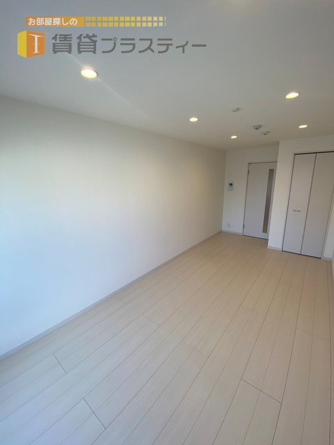 居室・リビング　白を基調とした清潔感あるお部屋です。