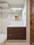 洗面設備　シャワーノズル付で身支度も、洗面台回りのお掃除もラクチン。