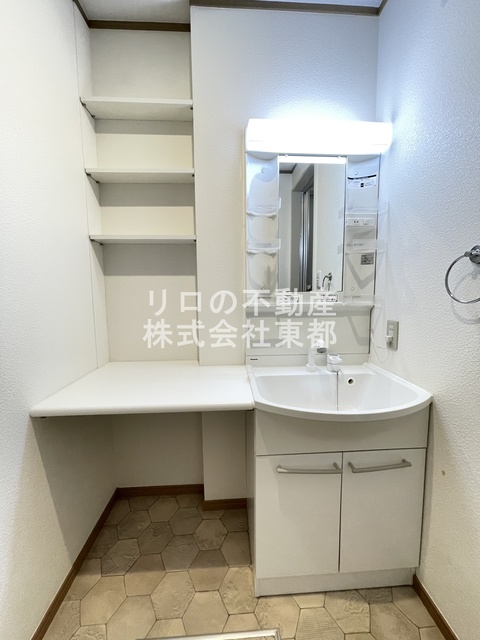 洗面設備　洗面台の隣りにも収納があるので便利ですね☆