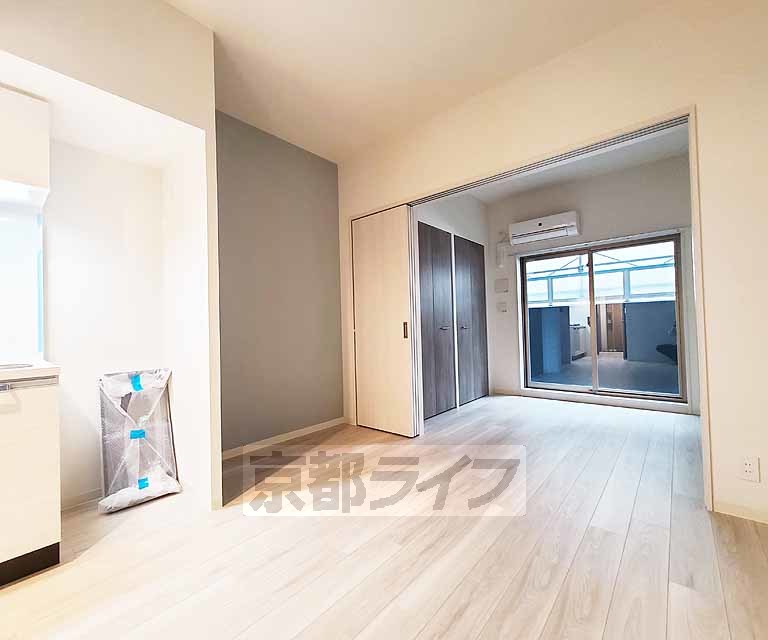 居室・リビング　白を基調とした清潔感のあるお部屋です