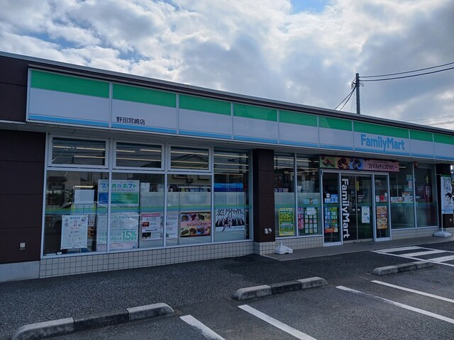 コンビニ　ファミリーマート宮崎店（コンビニ）まで1080m