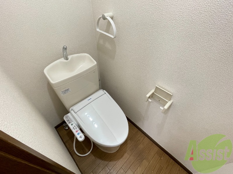 トイレ　温水洗浄便座なので快適に使用できそうですね。