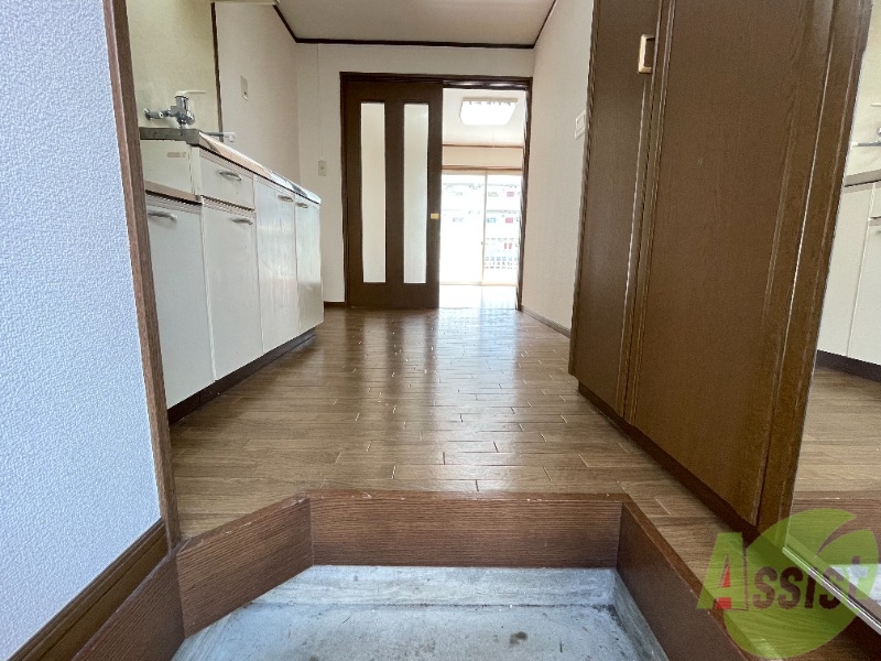 玄関　玄関から撮影しました。敷居が高くなくて安心ですね。