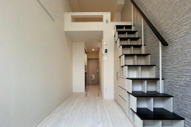 居室・リビング　こちらのリビングで趣味の時間をお楽しみください ※写真は建物