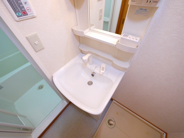 洗面設備　独立洗面台、朝の身支度には欠かせません