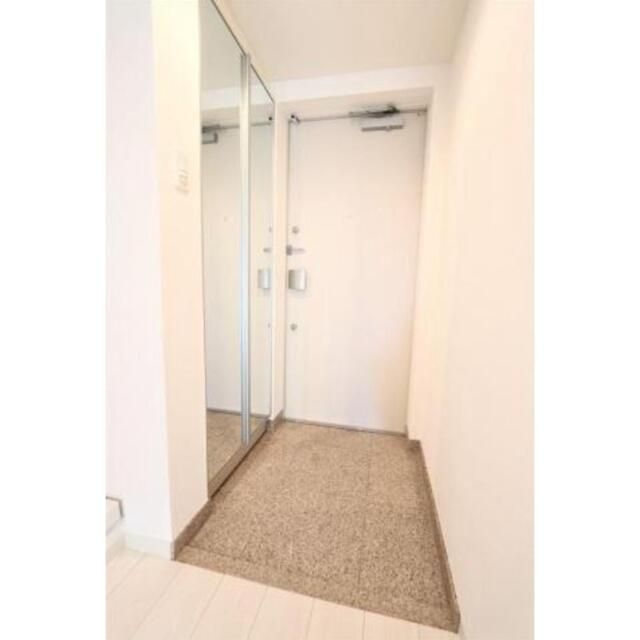 玄関　写真は同タイプ住居です。