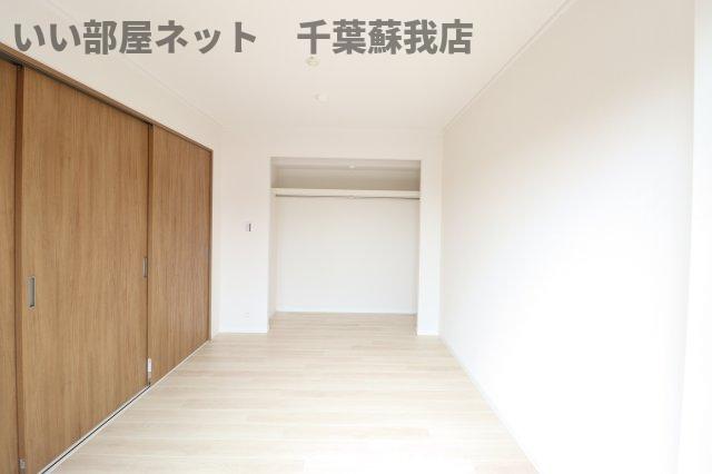 その他部屋・スペース　開放的な寝室です