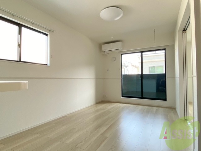 居室・リビング　リビングは１１．１帖、バルコニーがあるお部屋ですね