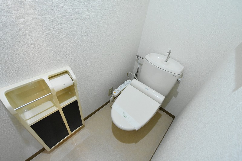 トイレ　温水洗浄便座付きのトイレです♪