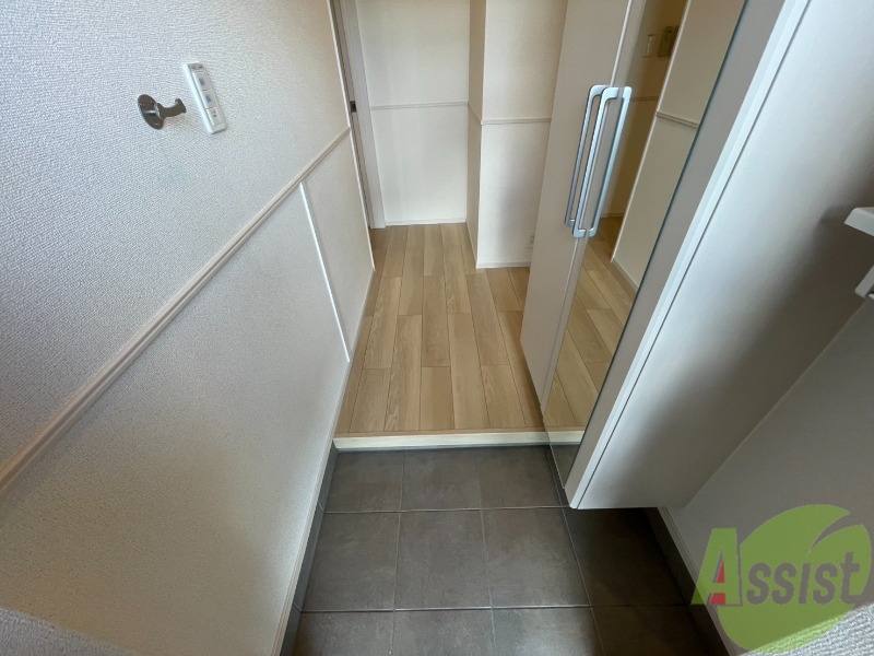 玄関　玄関からの様子です。すぐ部屋が見えないのは安心ですね。