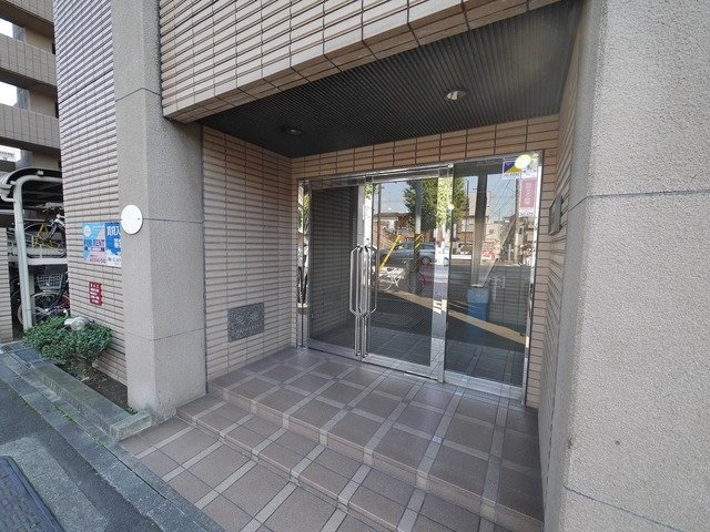 エントランス　重厚感のある建物デザイン♪