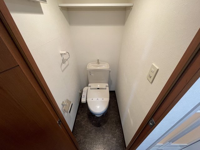 トイレ　落ち着いた色調のトイレです