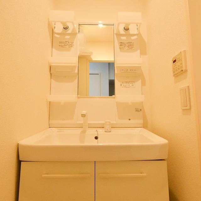 洗面設備　明るい洗面所です