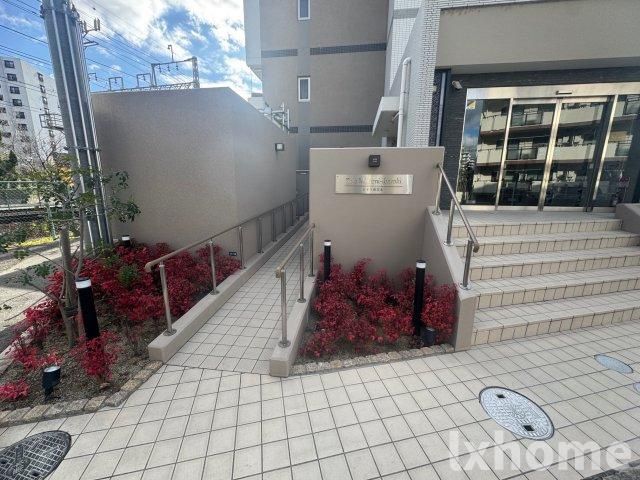 エントランス　落ち着いたエントランスです