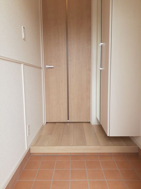 シャトレ 郷津の玄関写真