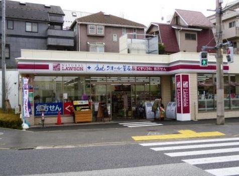 コンビニ　ナチュラルローソン 世田谷弦巻三丁目店（コンビニ）まで197m