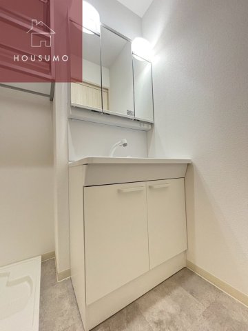 洗面設備　独立洗面台、小物を置くことができて便利です