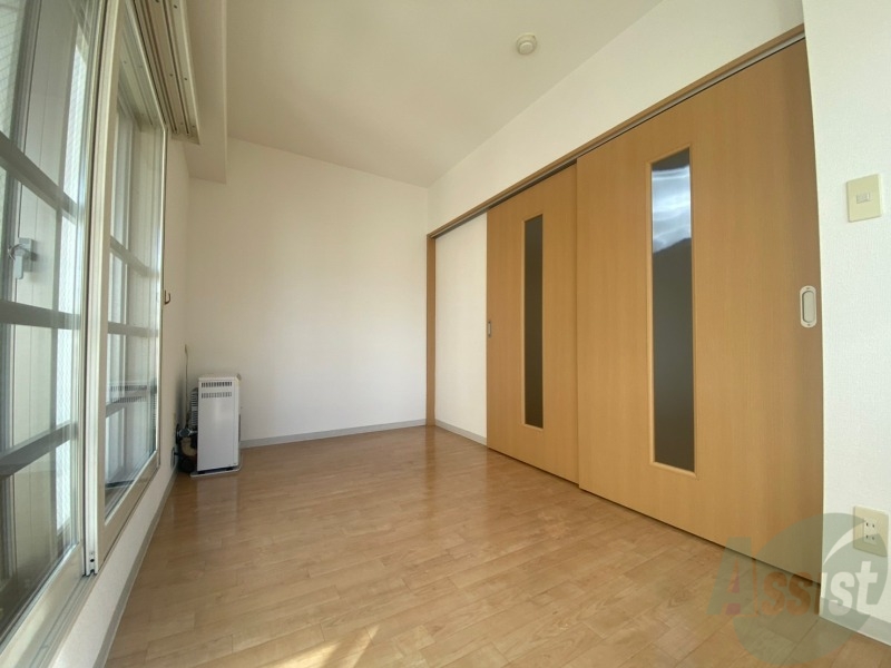 その他部屋・スペース　寝室はこちらです。光が差し込む、温かみのあるお部屋です。