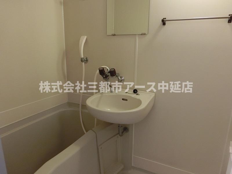 バス・シャワールーム　同じタイプの他の部屋写真です。 エンジェルス守屋　は三都市ア