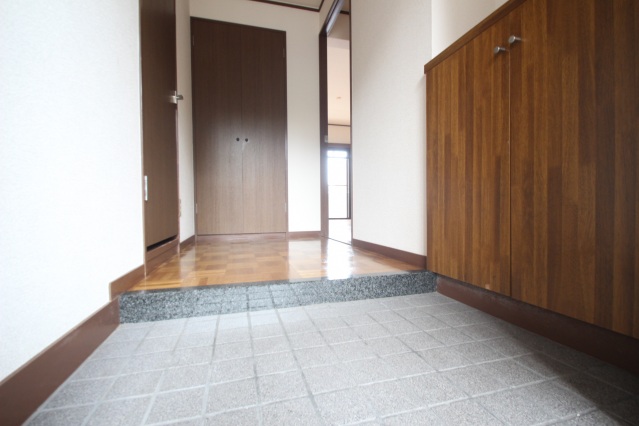 玄関　※102号室の写真です