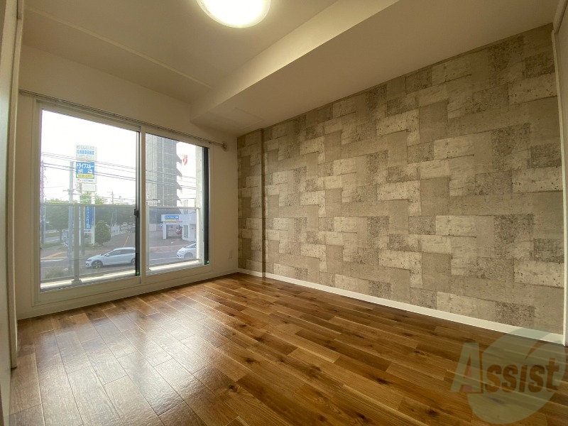 その他部屋・スペース　寝室はこちらです。光が差し込む、温かみのあるお部屋です。