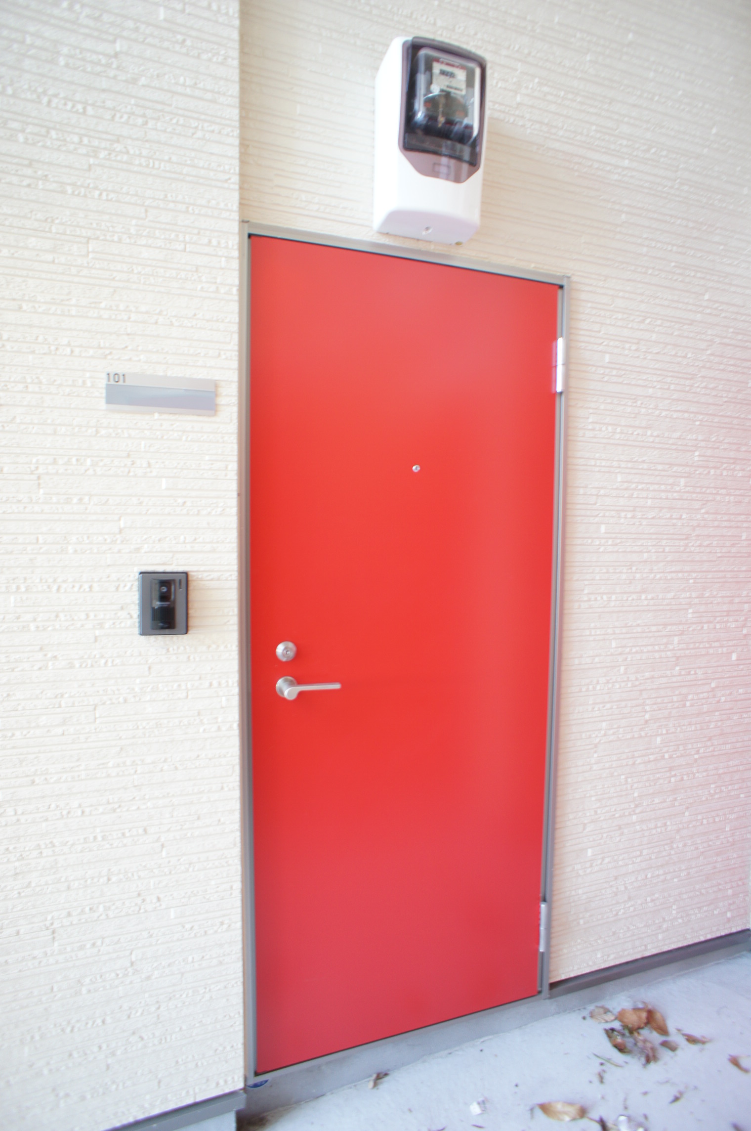 その他共有部分　赤がカワイイ玄関ドアです！カラーＴＶモニターホン付で安心！