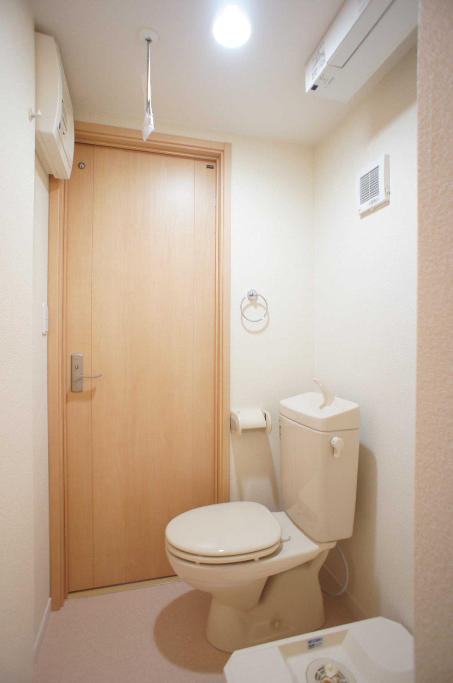 トイレ　部屋干しファン・物干しフックがあります！