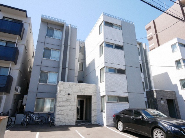 札幌市北区北三十七条西のマンションの建物外観