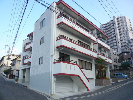 広島市東区尾長東のマンションの建物外観