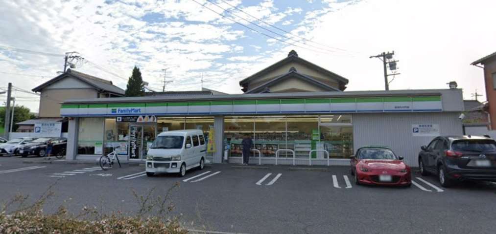 コンビニ　ファミリーマート（コンビニ）まで762m