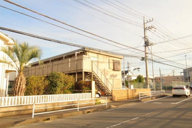 小田原市成田のアパートの建物外観