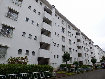 府中市日鋼町のマンションの建物外観