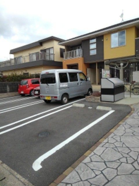 【鈴鹿市南玉垣町のアパートの駐車場】