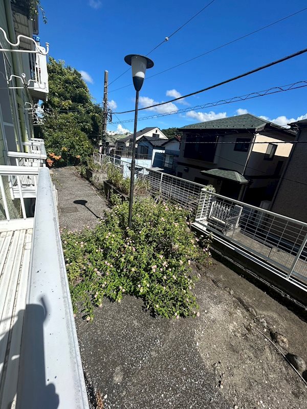 【横浜市南区永田山王台のアパートのバルコニー】