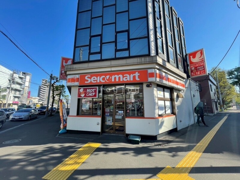 【札幌市白石区菊水六条のアパートのコンビニ】