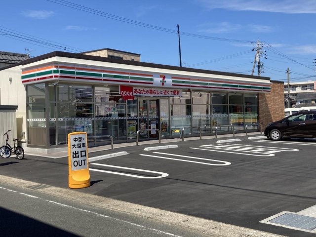 【豊橋市鴨田町のアパートのコンビニ】